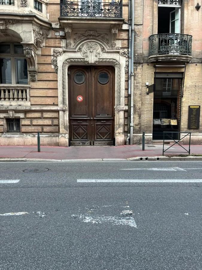 Toulouse - Alsace Lorraine - Languedoc-Place Du Salin-Museum Histoire Naturelle- Jardin Des Plantes-Musee Augustins- Palais De Justice Station Metro Carmes Ligne B Luaran gambar