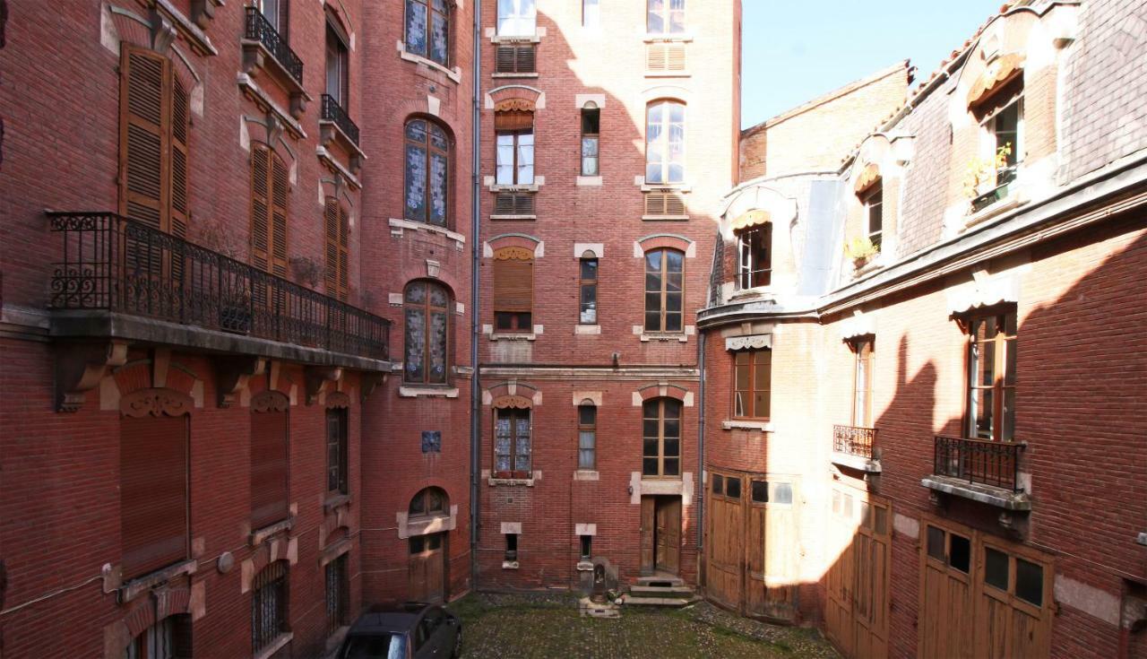 Toulouse - Alsace Lorraine - Languedoc-Place Du Salin-Museum Histoire Naturelle- Jardin Des Plantes-Musee Augustins- Palais De Justice Station Metro Carmes Ligne B Luaran gambar